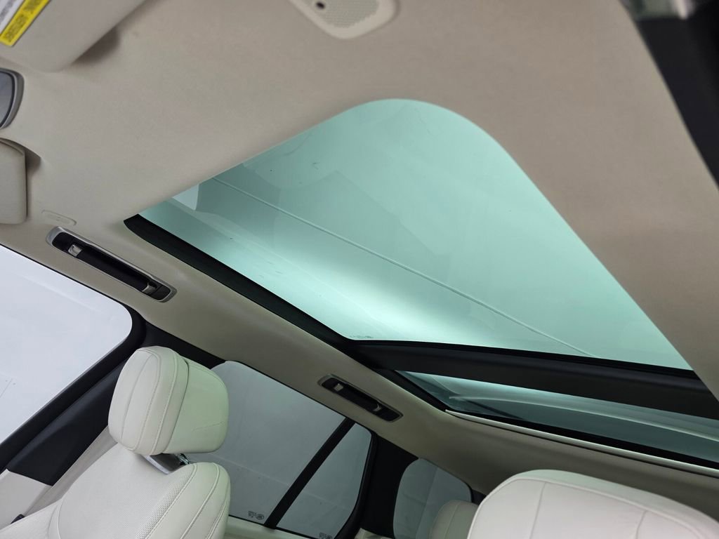 Used 2023 Land Rover Range Rover SE image 12