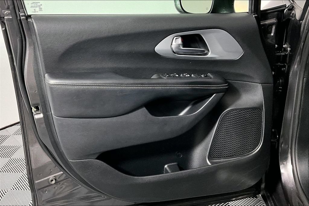 Used 2020 Chrysler Pacifica Touring w/ S Appearance Package FWD image 23