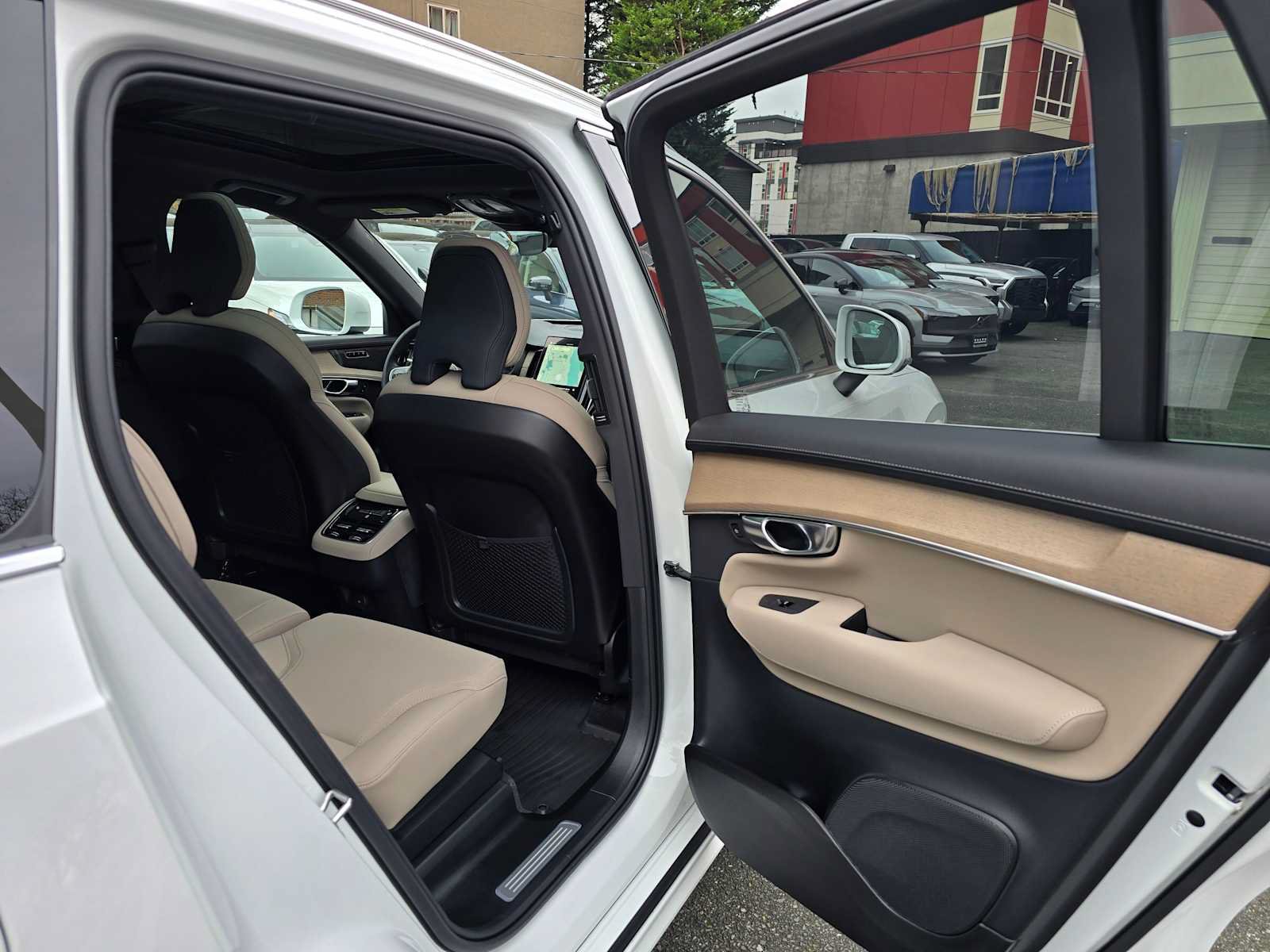 New 2026 Volvo XC90 B6 Plus w/ Protection Package Premier AWD/4WD image 13