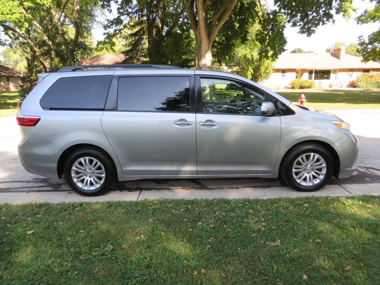 Used 2017 Toyota Sienna image 6