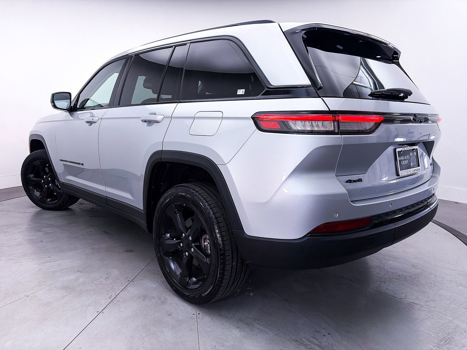 Used 2023 Jeep Grand Cherokee Limited w/ Black Appearance Package AWD/4WD image 2