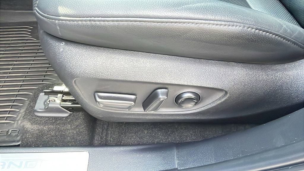 Used 2024 Toyota Highlander Limited image 30