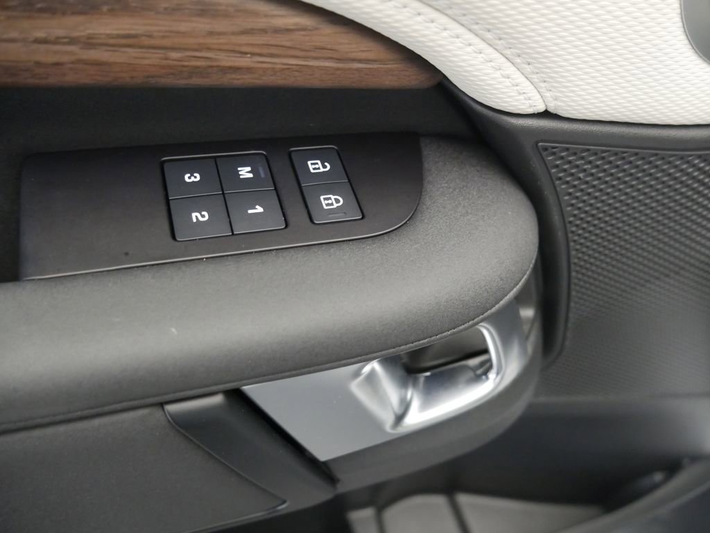 Used 2025 Land Rover Discovery Dynamic SE image 19