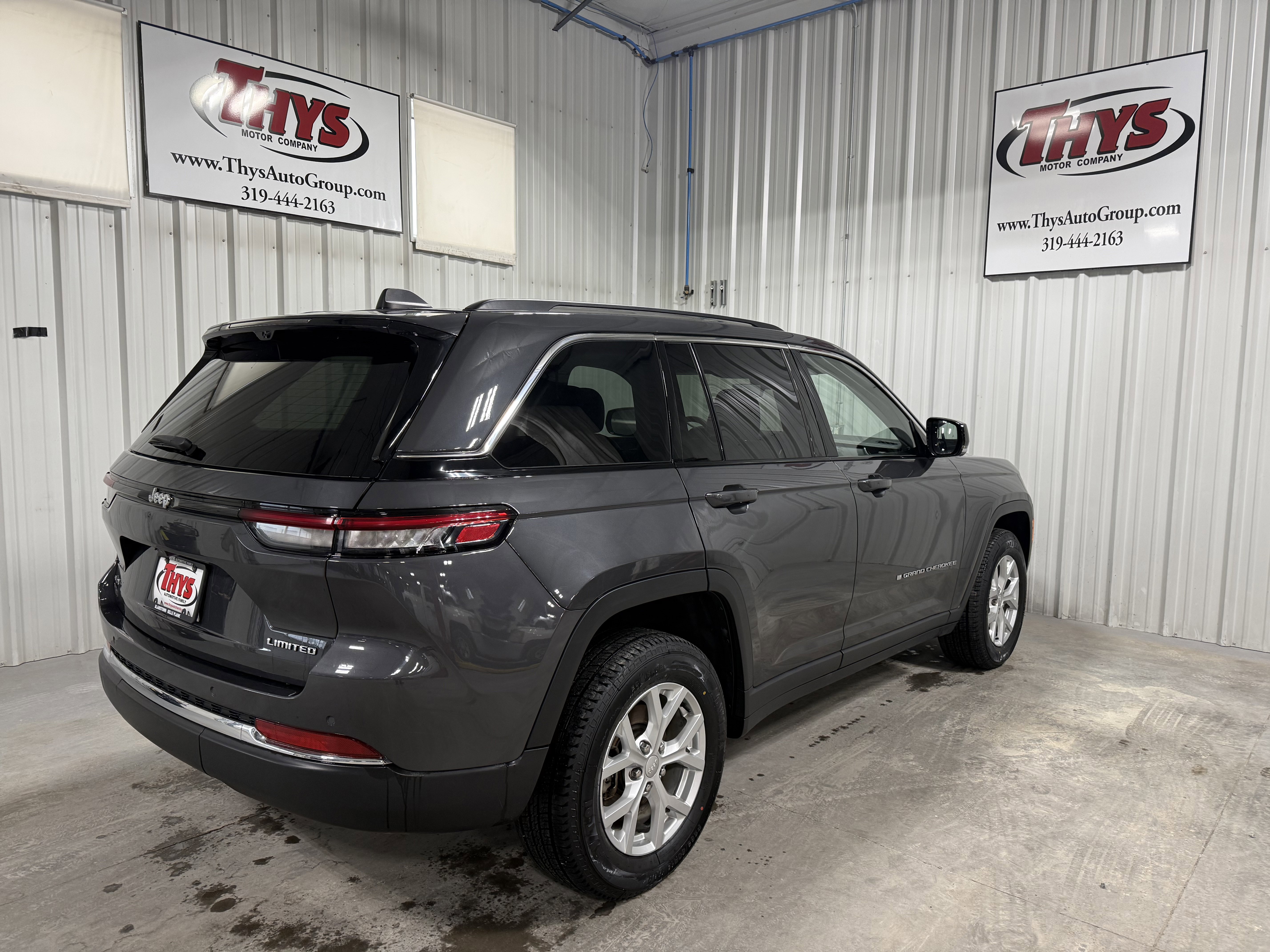 Used 2023 Jeep Grand Cherokee Limited w/ Luxury Tech Group II image 3