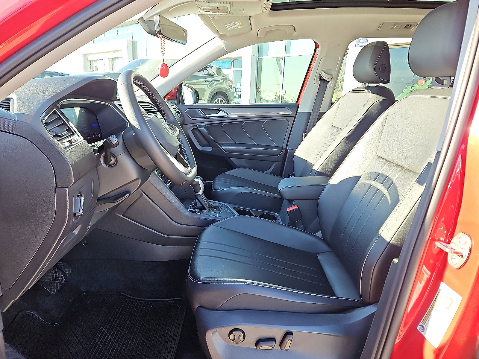 Certified 2023 Volkswagen Tiguan SE w/ Panoramic Sunroof Package image 10