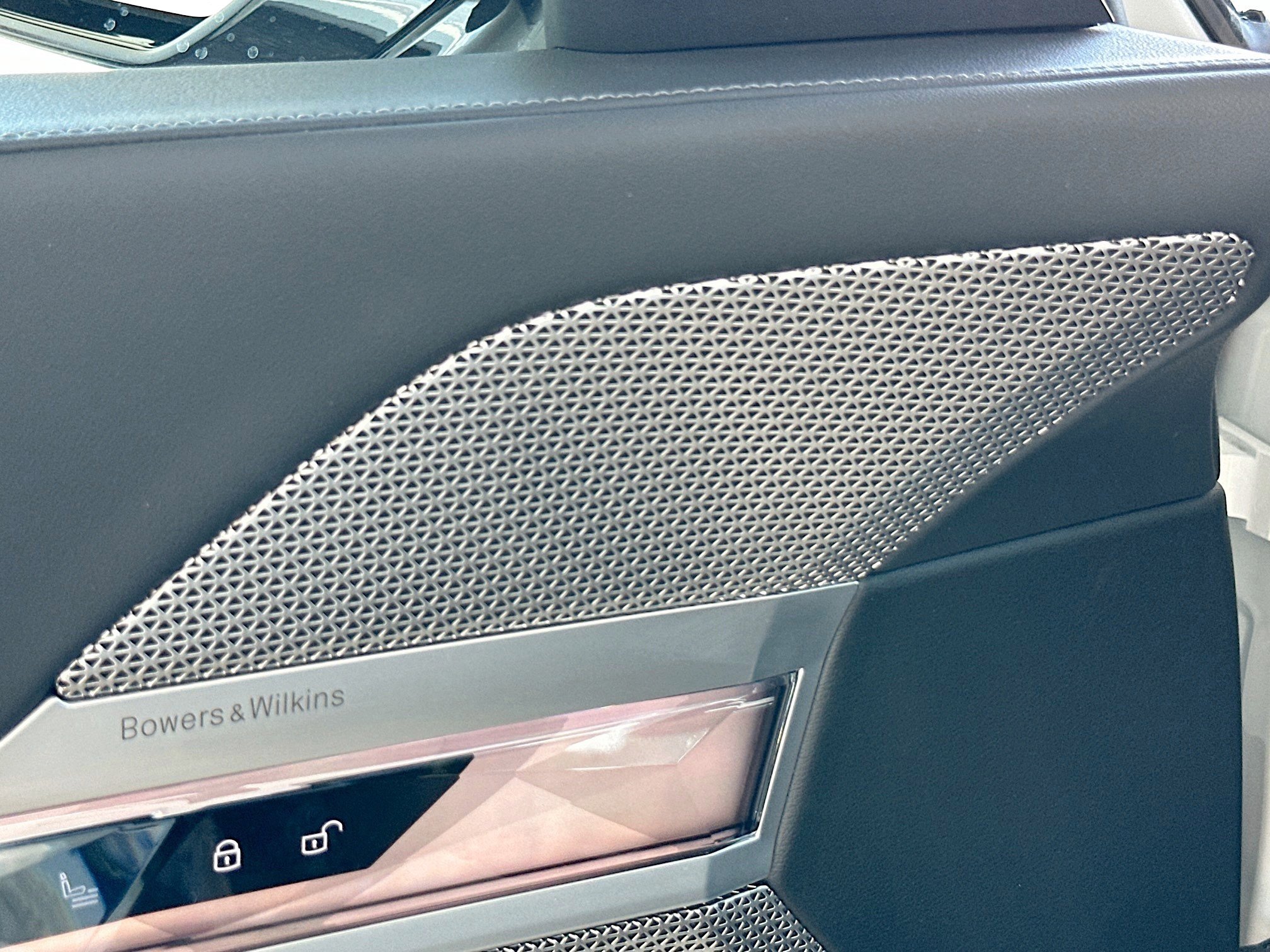 Used 2023 BMW 740i w/ Parking Assistance Package image 19