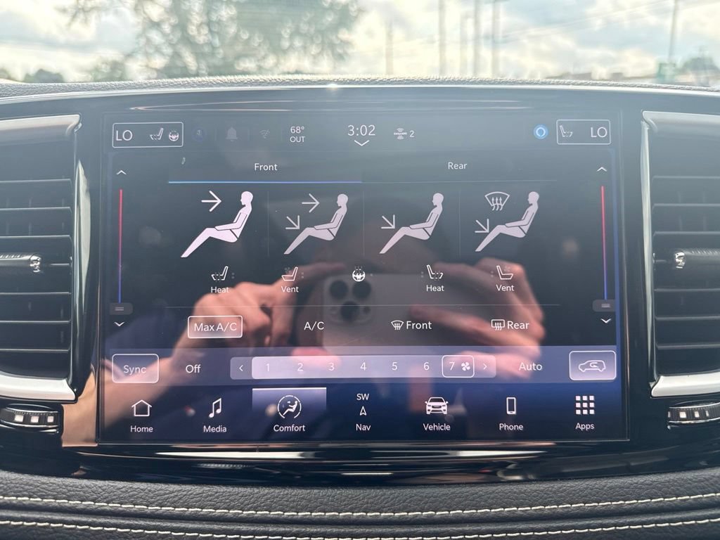 Used 2025 Chrysler Pacifica Limited FWD image 44