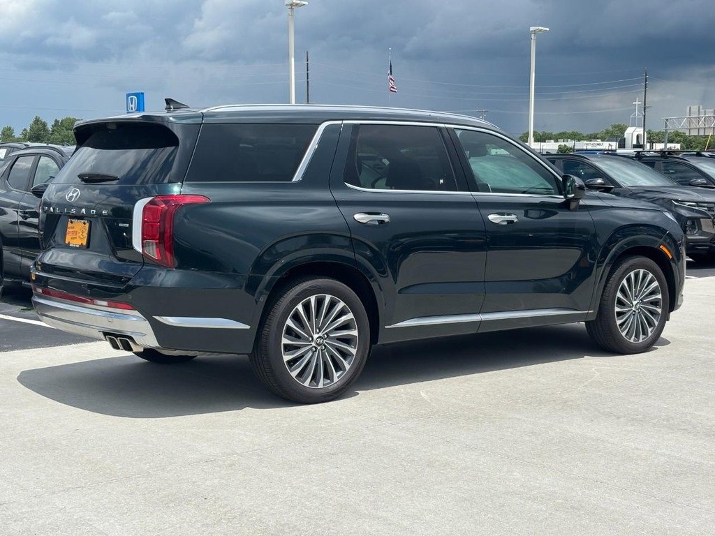 Used 2024 Hyundai Palisade Calligraphy image 3