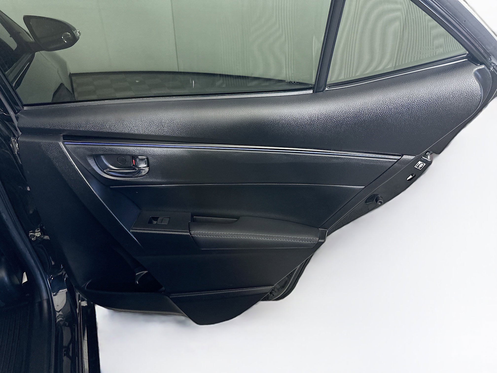 Used 2018 Toyota Corolla SE w/ SE Premium Package FWD image 28