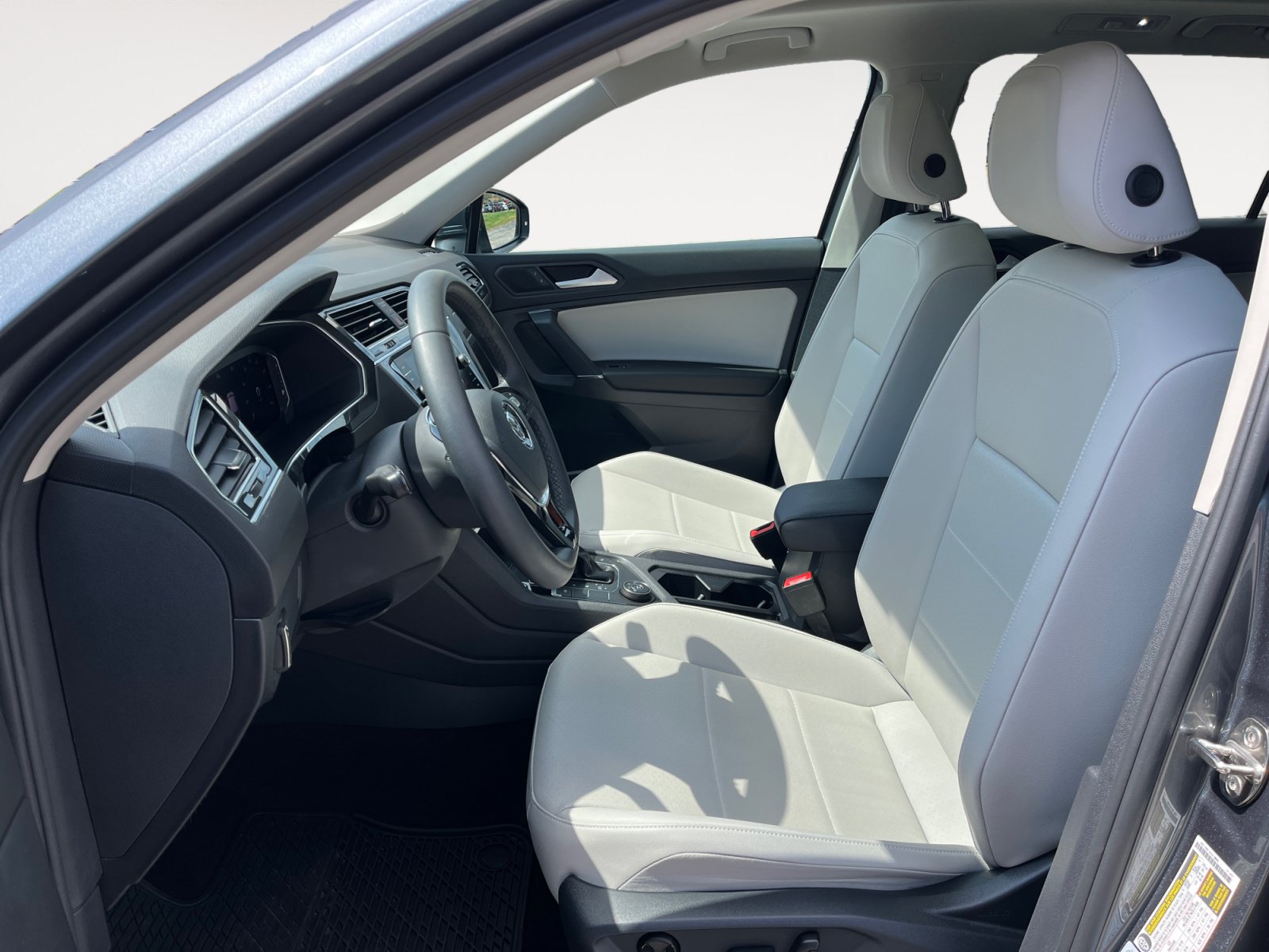 Certified 2020 Volkswagen Tiguan SEL w/ Tiguan Two-Row MDO Package AWD/4WD image 10