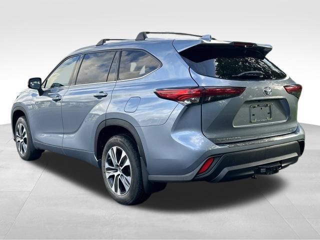 Used 2022 Toyota Highlander XLE AWD/4WD image 3
