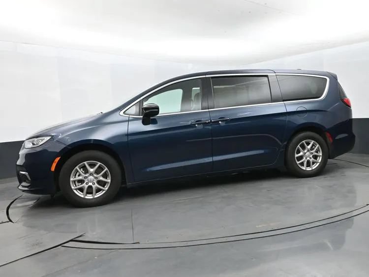 Used 2025 Chrysler Pacifica Select FWD image 5