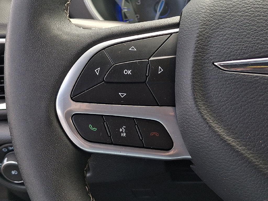 Used 2025 Chrysler Pacifica Select FWD image 16