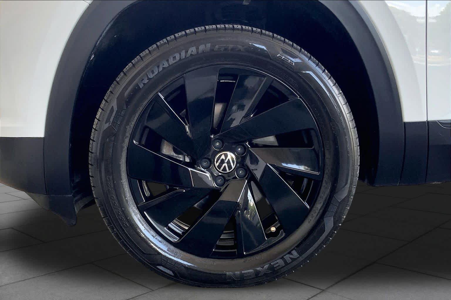 Used 2024 Volkswagen Atlas Cross Sport SE w/ Panoramic Sunroof Package FWD image 11