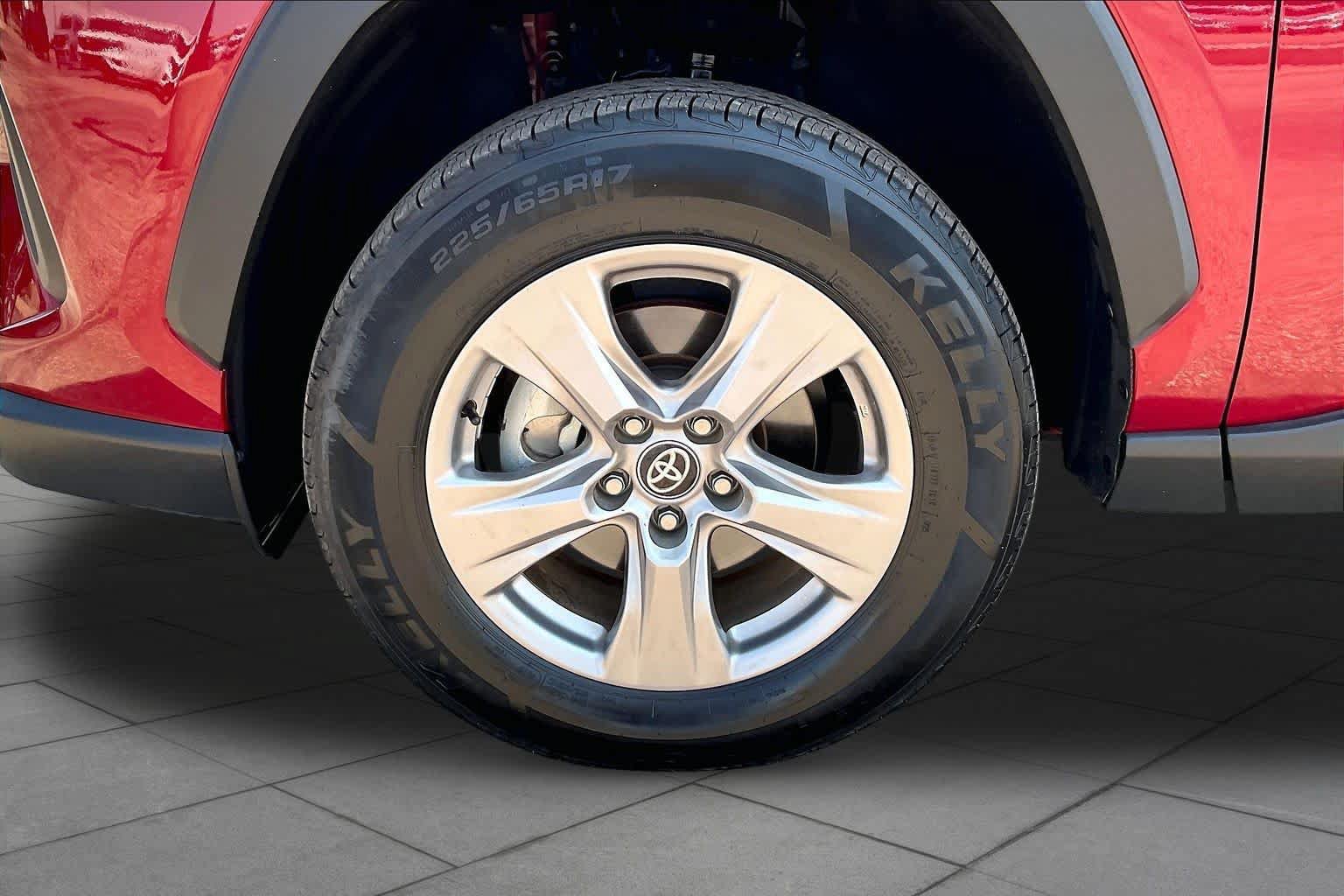 Used 2025 Toyota RAV4 XLE FWD image 10
