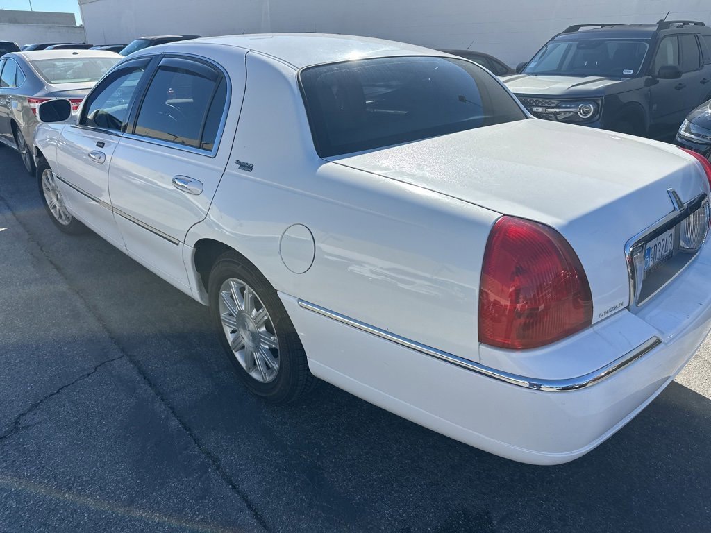 Used 2010 Lincoln Town Car Signature Limited image 3