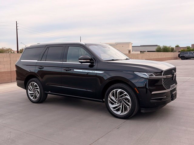 Used 2025 Lincoln Navigator Reserve AWD/4WD image 5