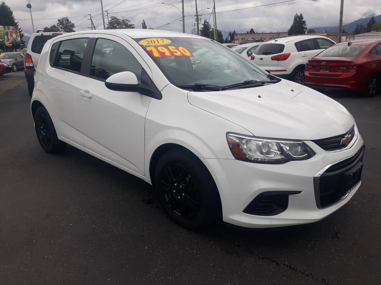 Used 2017 Chevrolet Sonic LT FWD image 1