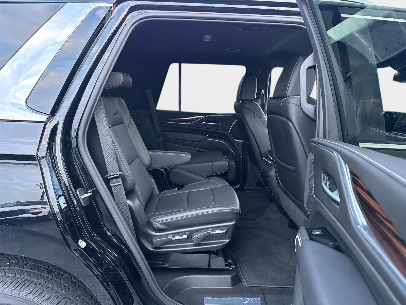 Used 2024 Cadillac Escalade Luxury image 14