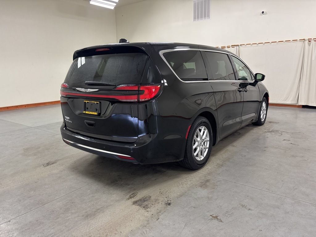 Used 2024 Chrysler Pacifica Touring-L FWD image 8