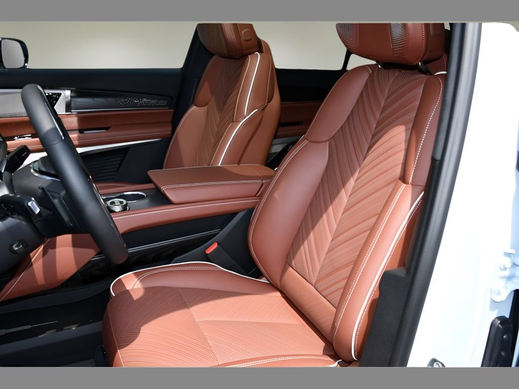 New 2027 Cadillac Vistiq Platinum w/ LPO, Floor Liner Package AWD/4WD image 13