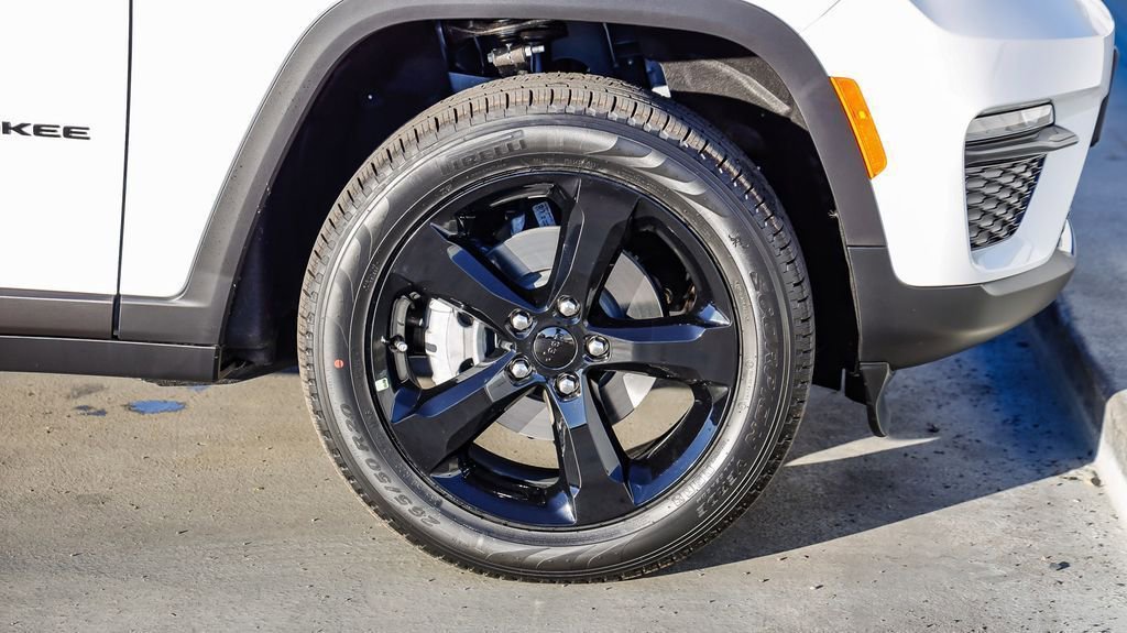 New 2025 Jeep Grand Cherokee Limited w/ Black Appearance Package image 11