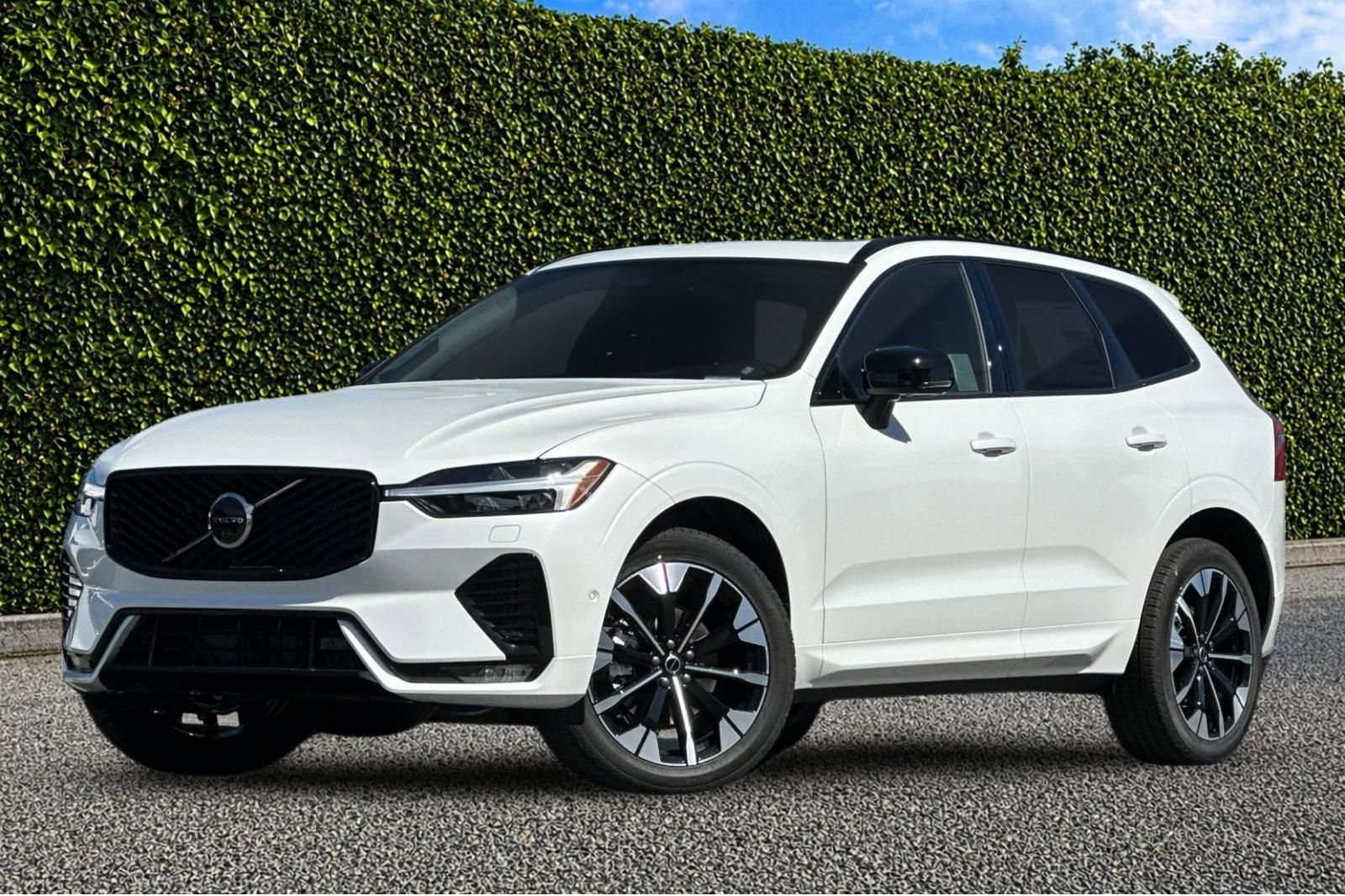 New 2026 Volvo XC60 B5 Plus w/ Climate Package AWD/4WD image 2