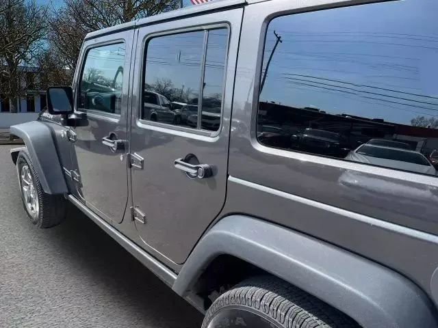 Used 2018 Jeep Wrangler Unlimited Rubicon w/ Cold Weather Group image 10