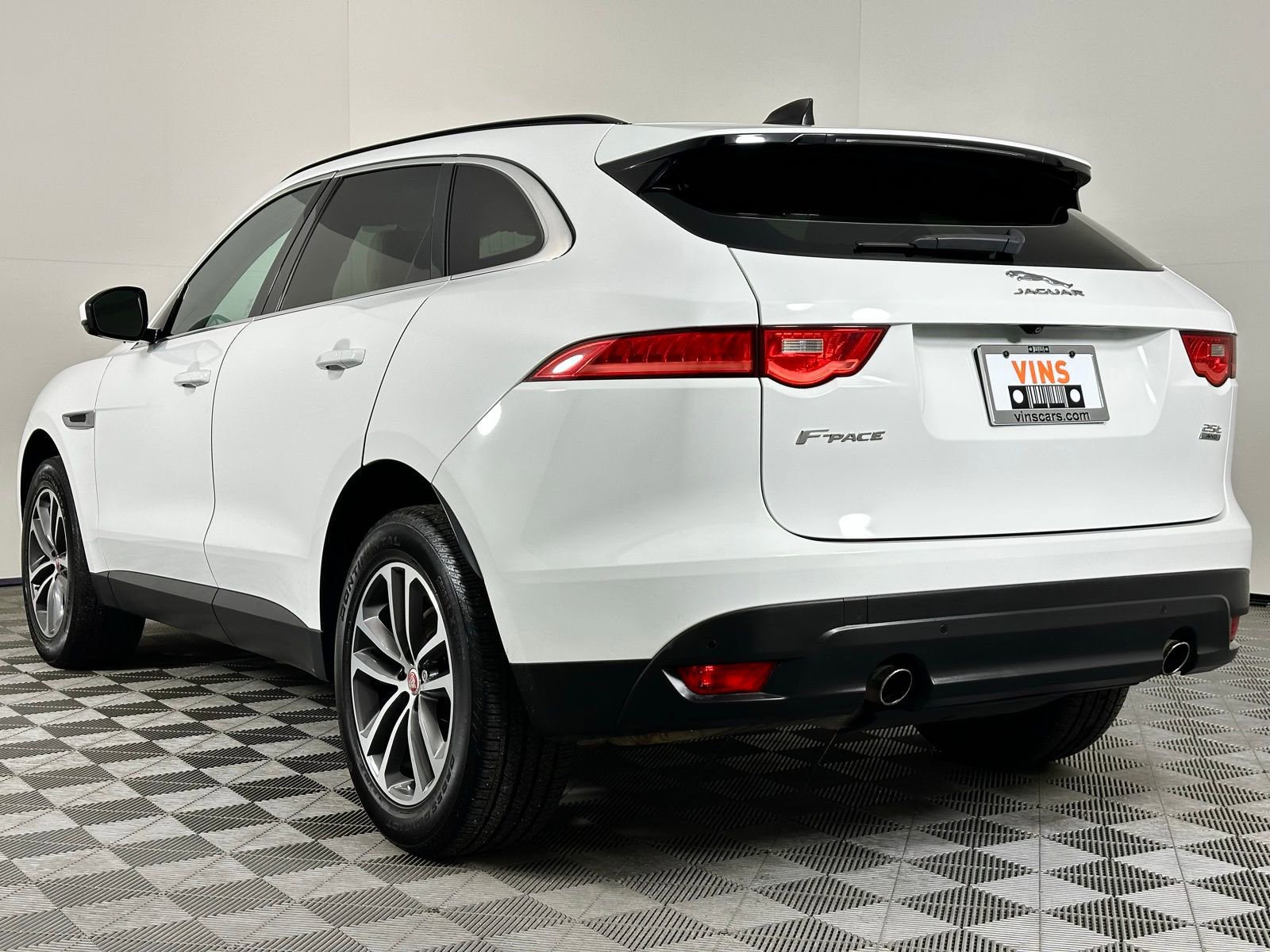 Used 2020 Jaguar F-PACE Premium image 29