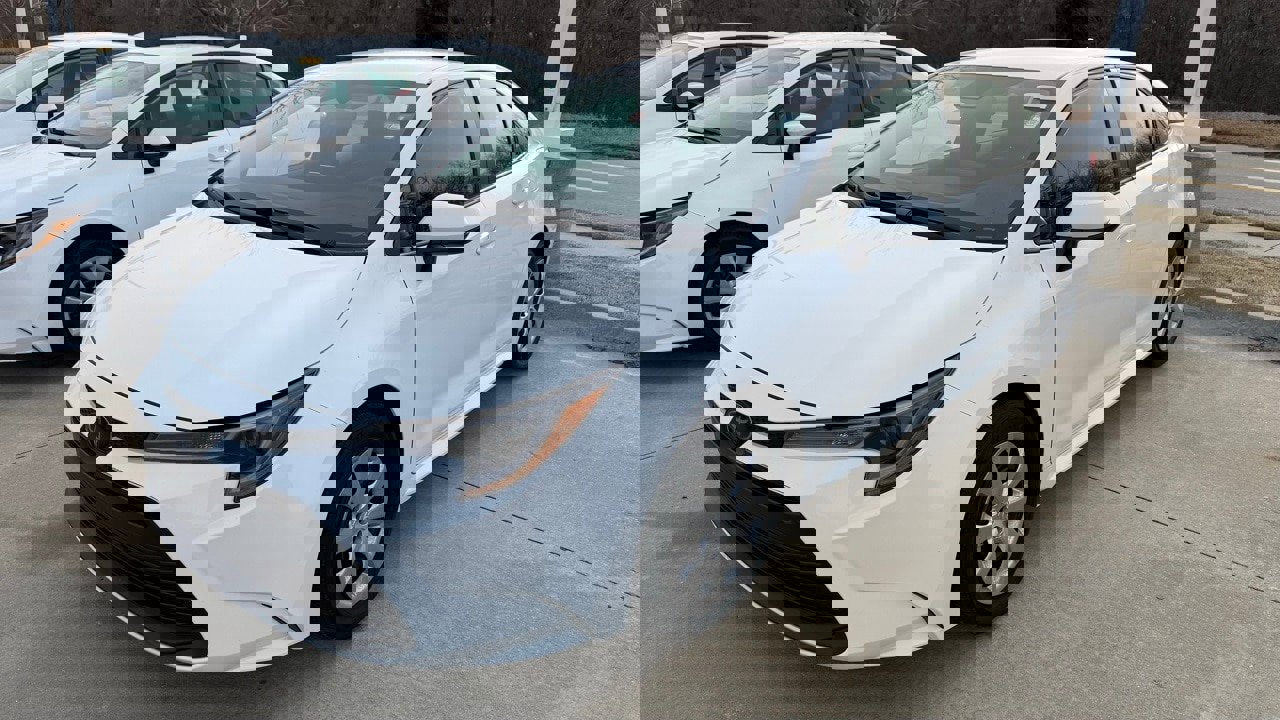 Used 2025 Toyota Corolla LE image 2