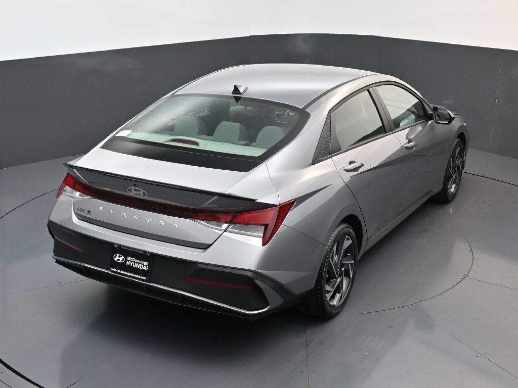 Used 2025 Hyundai Elantra Sport FWD image 17