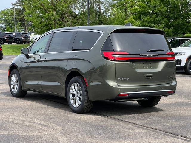 New 2027 Chrysler Pacifica Select AWD/4WD image 8