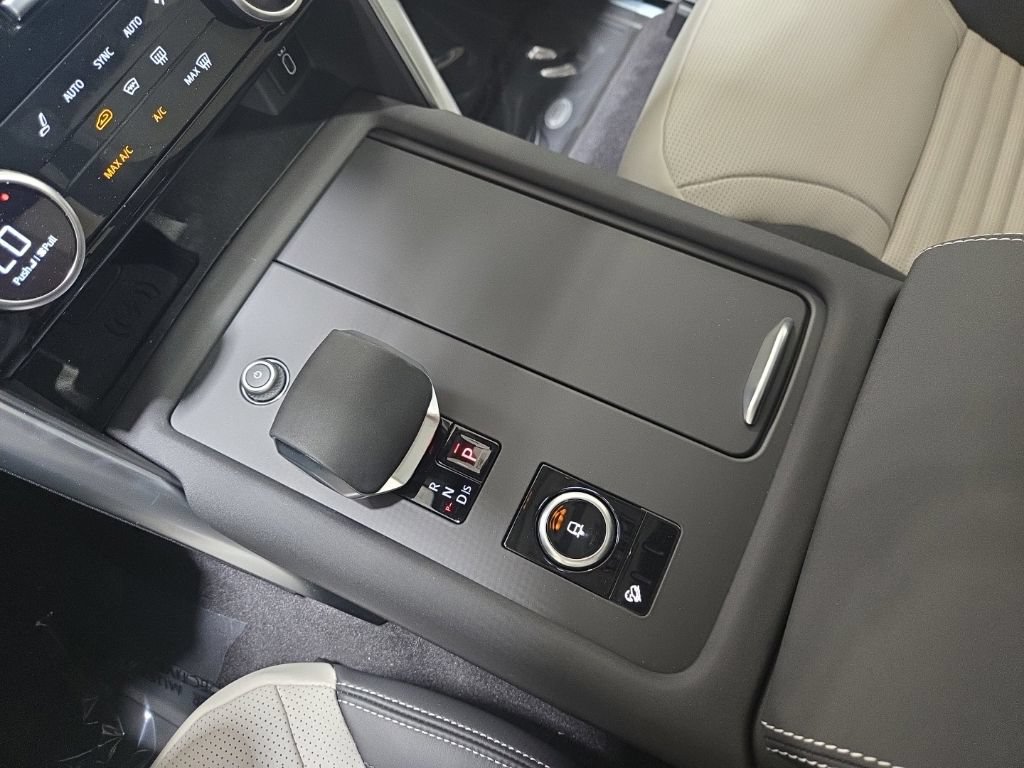 New 2026 Land Rover Discovery Limited Edition AWD/4WD image 15