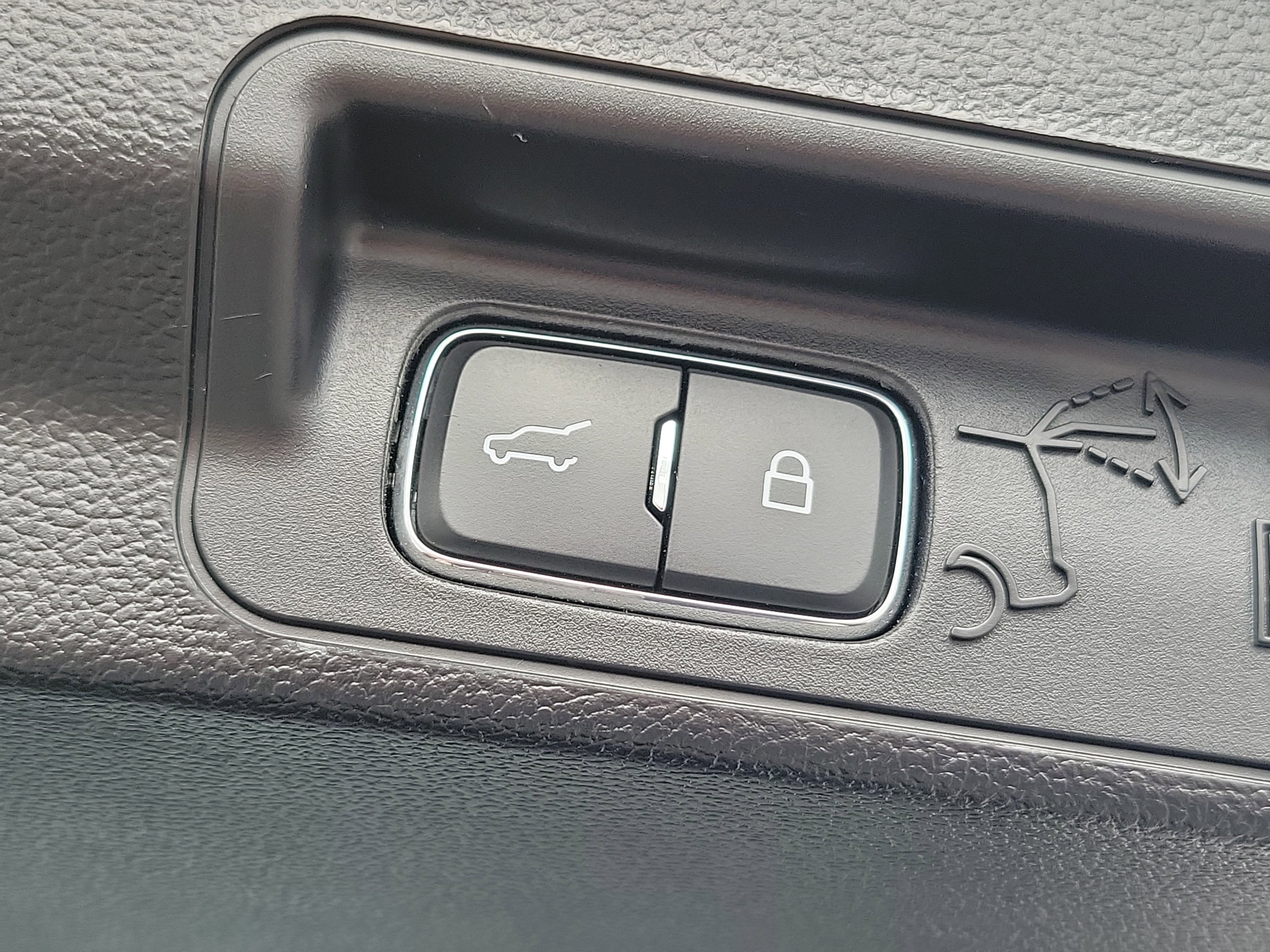 Used 2022 Ford Explorer Limited w/ Equipment Group 301A AWD/4WD image 10