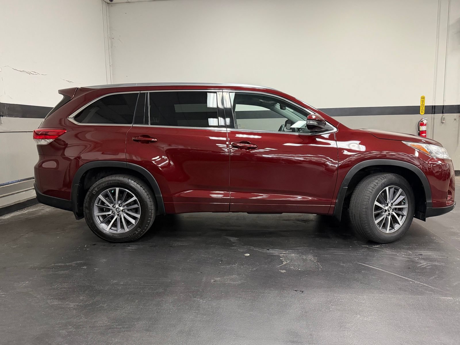 Used 2017 Toyota Highlander XLE AWD/4WD image 3