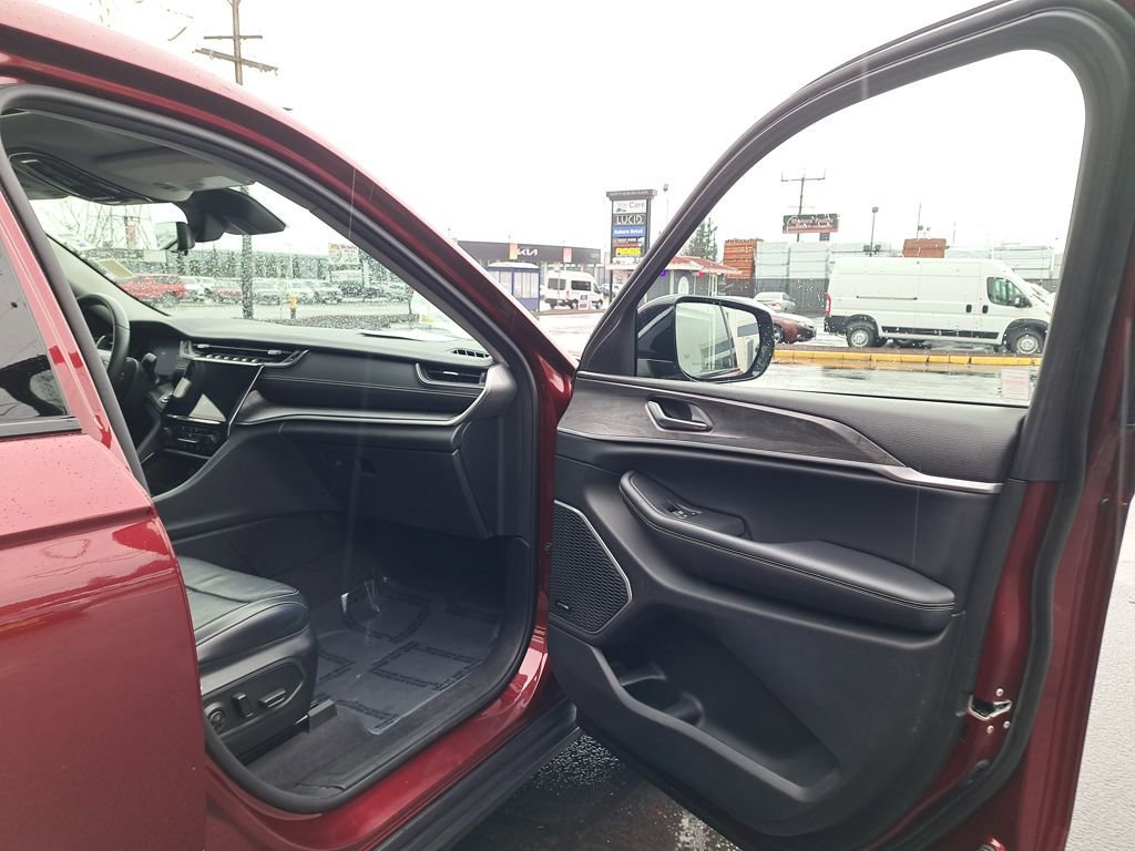 Used 2021 Jeep Grand Cherokee L Limited w/ Luxury Tech Group II image 16