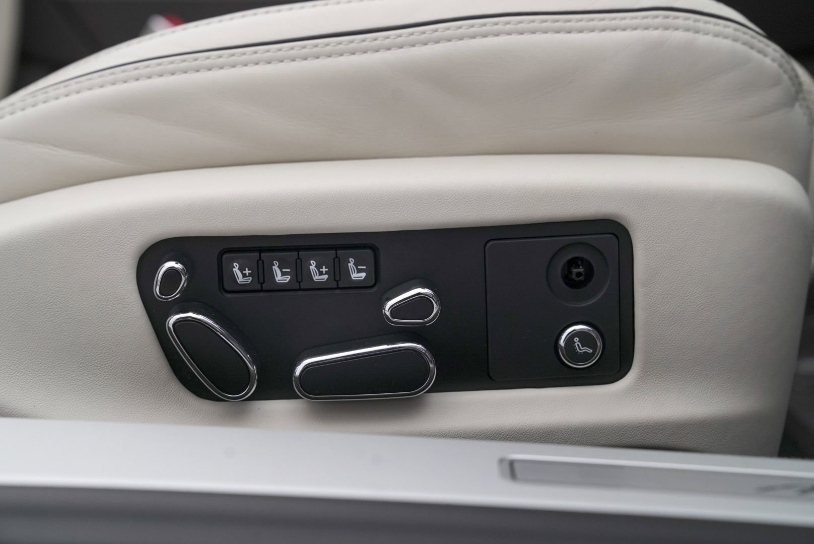 Used 2023 Bentley Continental GT Azure image 59