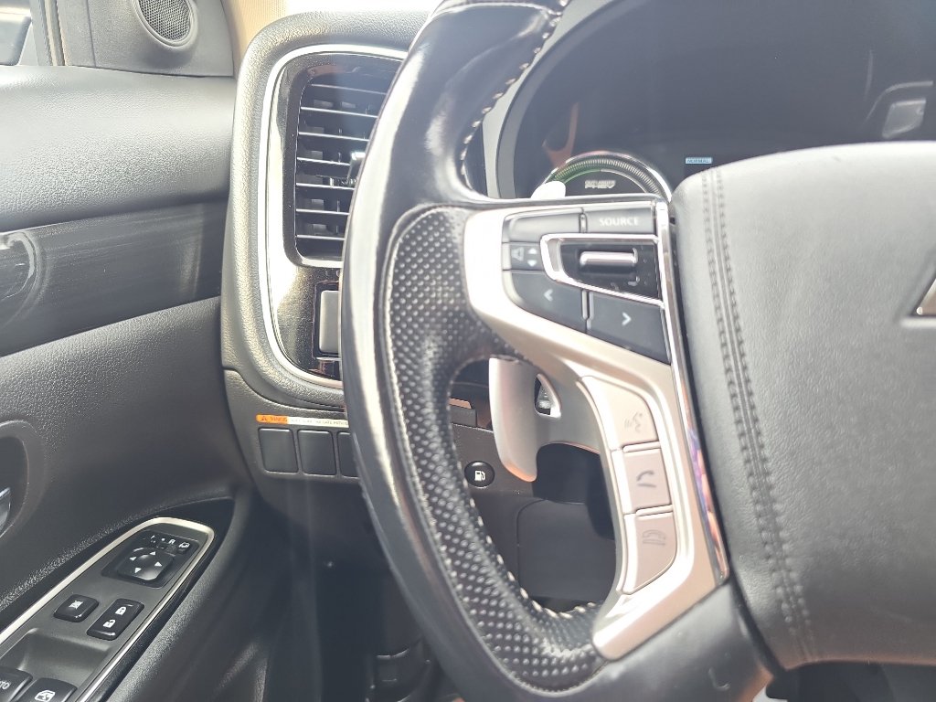 Used 2018 Mitsubishi Outlander SEL AWD/4WD image 23
