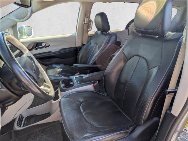 Used 2019 Chrysler Pacifica Limited image 3