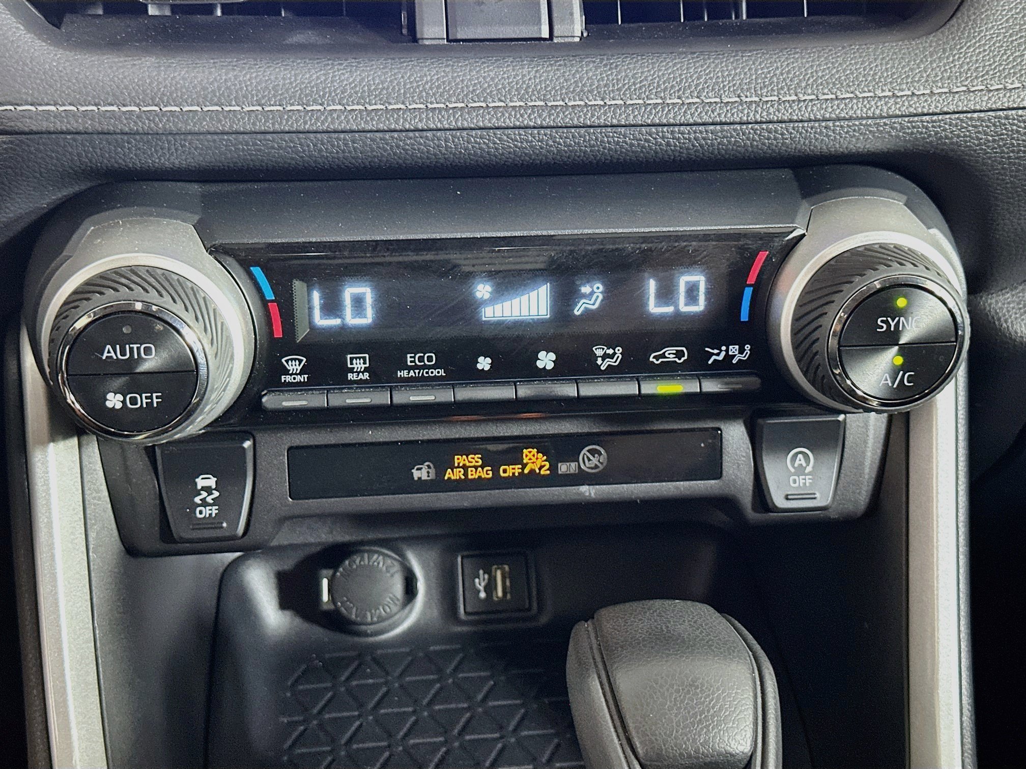 Used 2025 Toyota RAV4 XLE FWD image 24