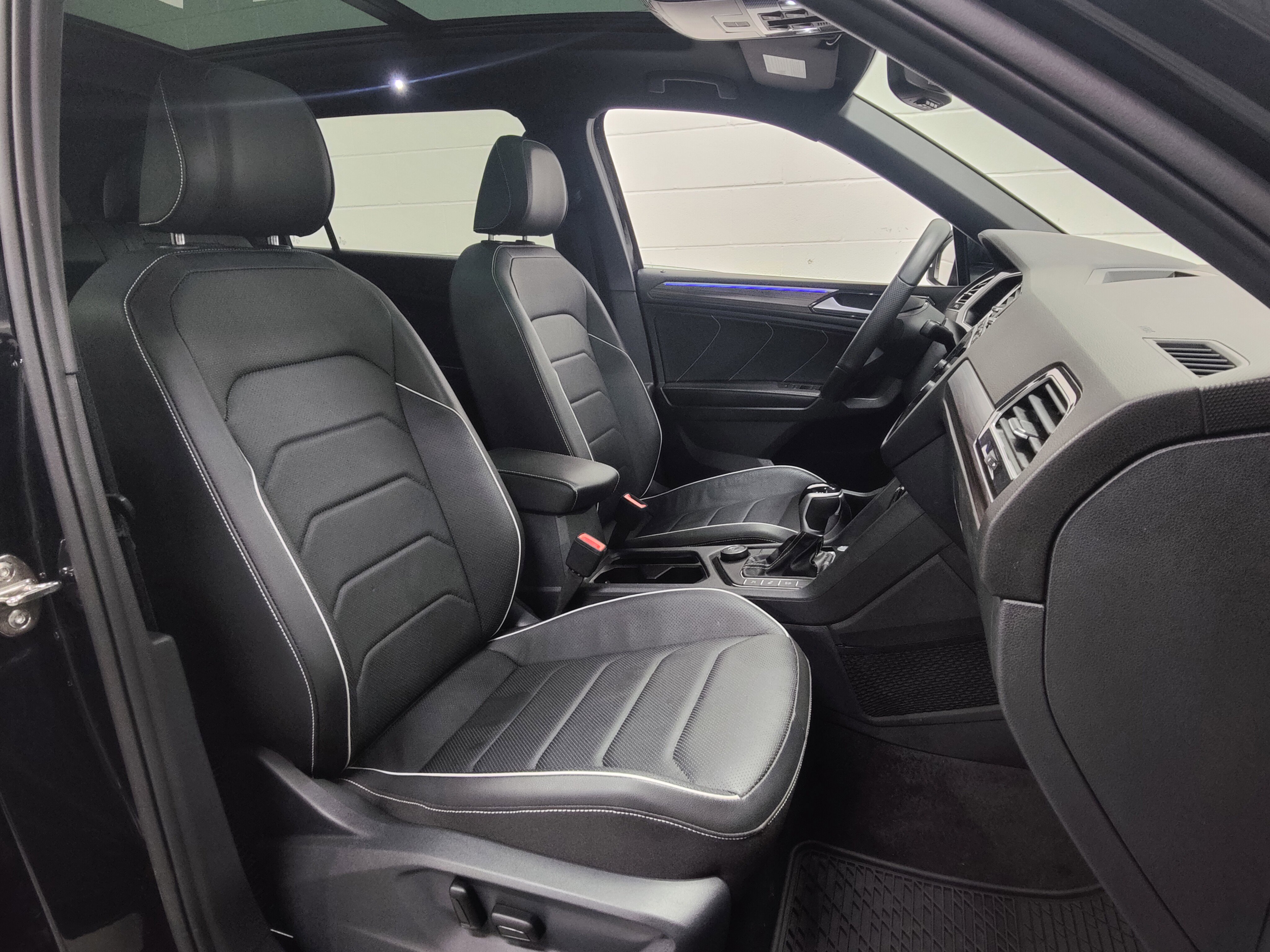 Used 2024 Volkswagen Tiguan SEL R-Line image 6