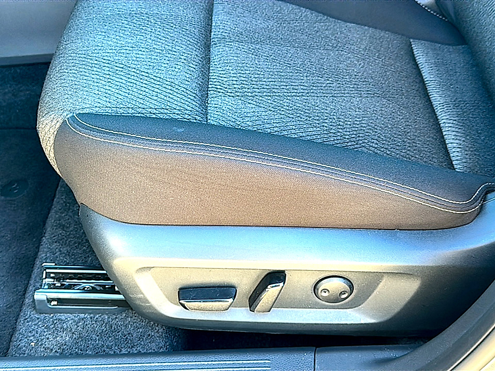 Used 2025 Nissan Rogue SV image 15