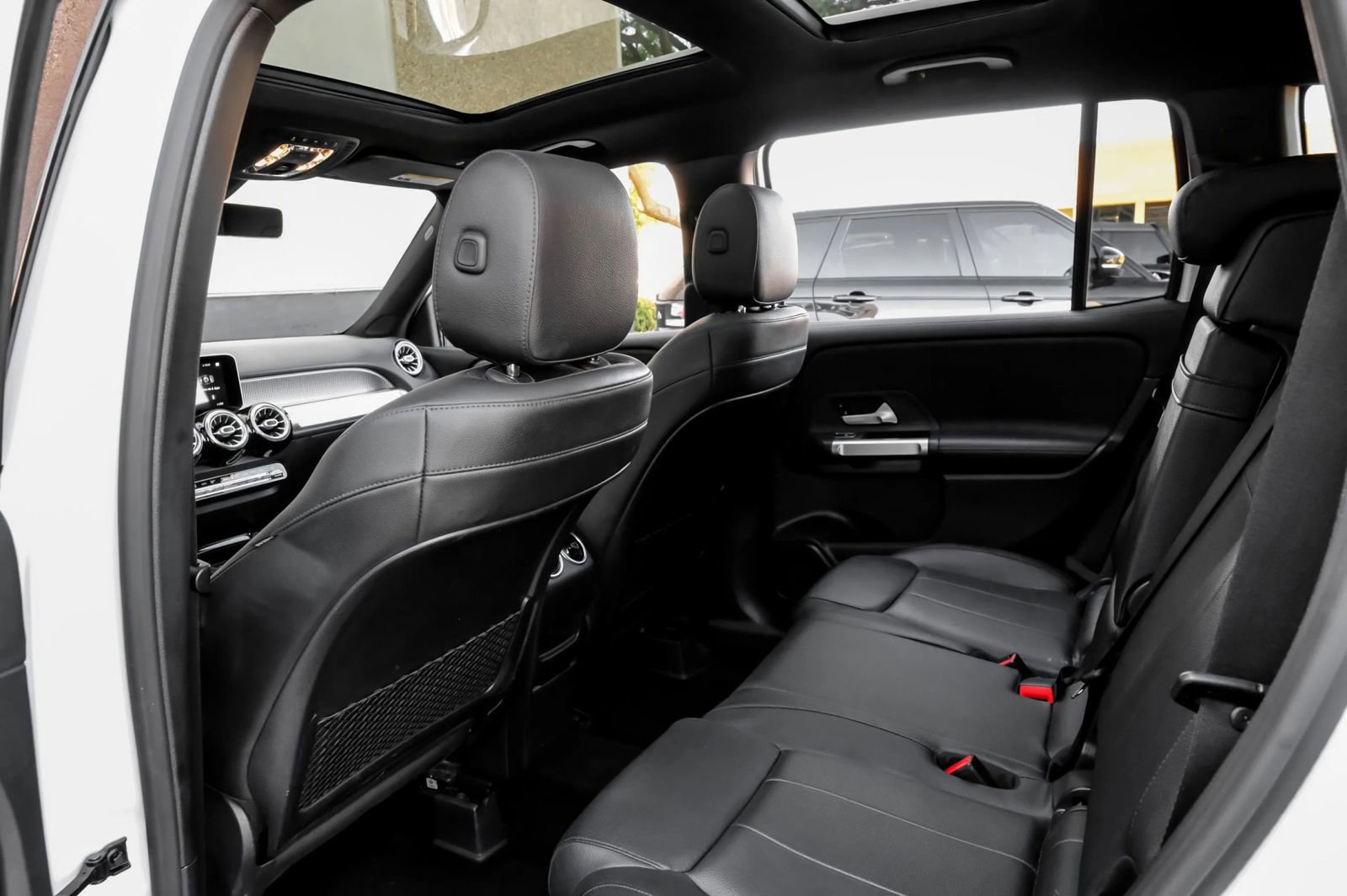Used 2021 Mercedes-Benz GLB 250 4MATIC w/ Premium Package image 38