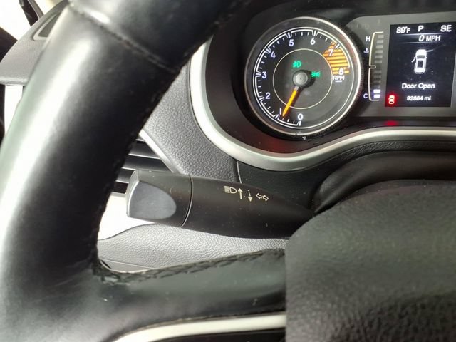 Used 2018 Jeep Cherokee Latitude Plus w/ Cold Weather Group AWD/4WD image 19