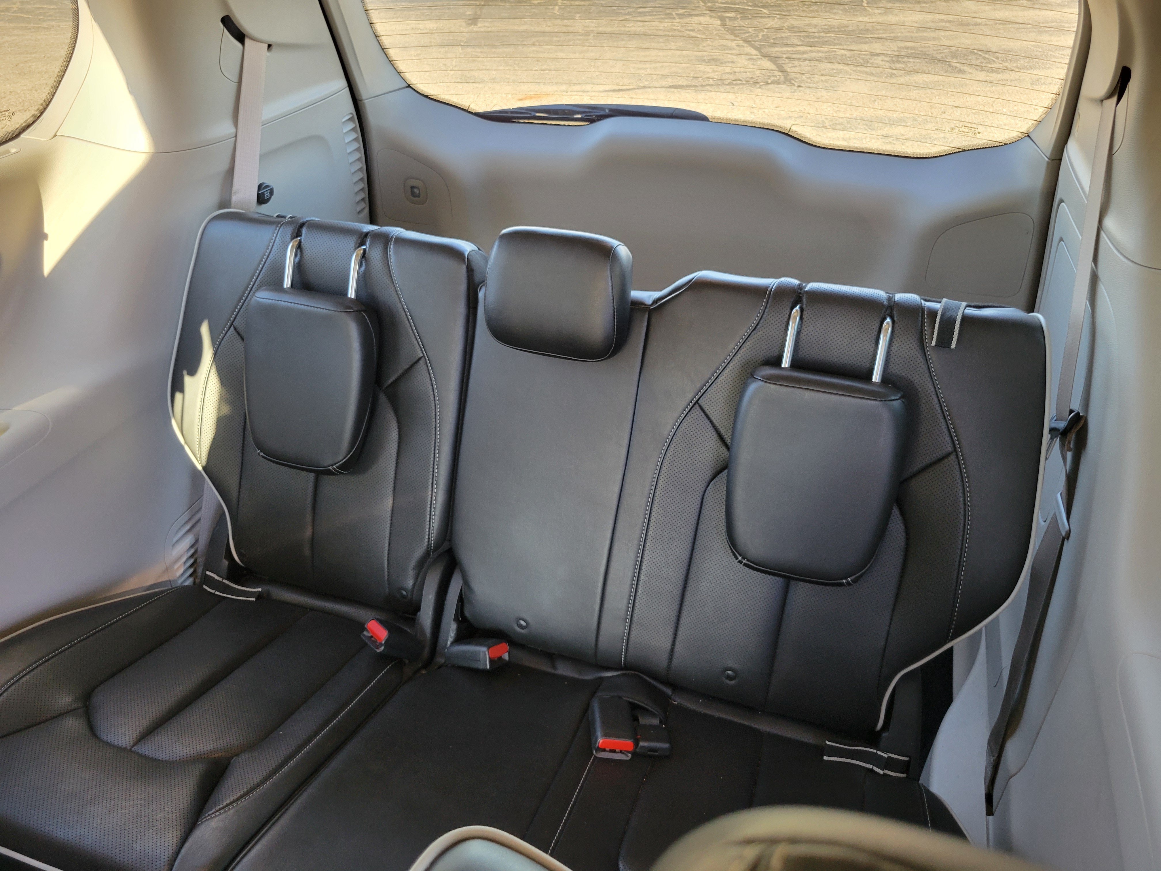 Used 2021 Chrysler Pacifica Limited w/ Uconnect Theater Family Group FWD image 18