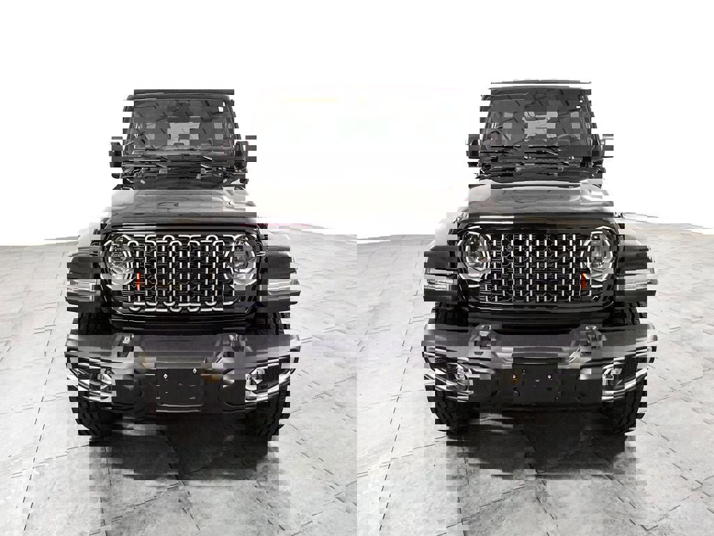 Used 2025 Jeep Wrangler Unlimited Sahara image 2