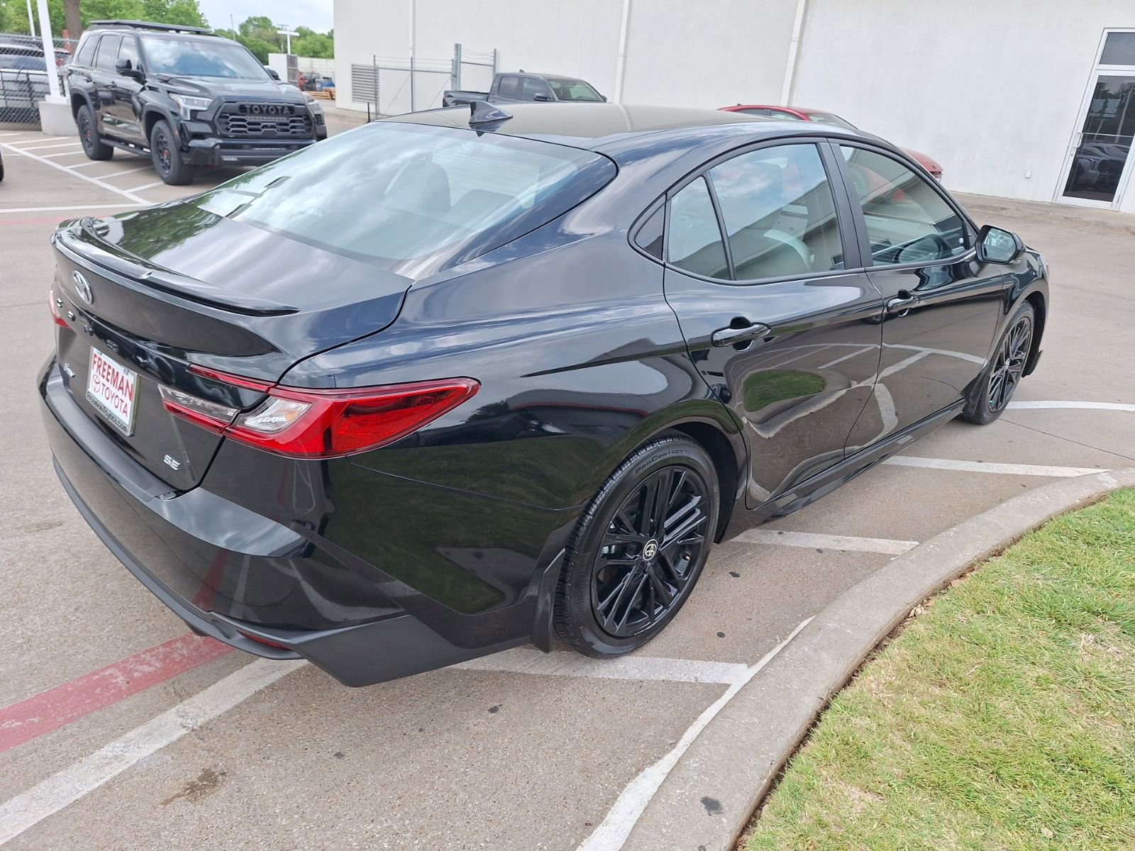 Used 2025 Toyota Camry SE FWD image 6