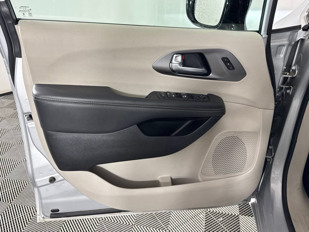 Certified 2024 Chrysler Pacifica Touring-L FWD image 34