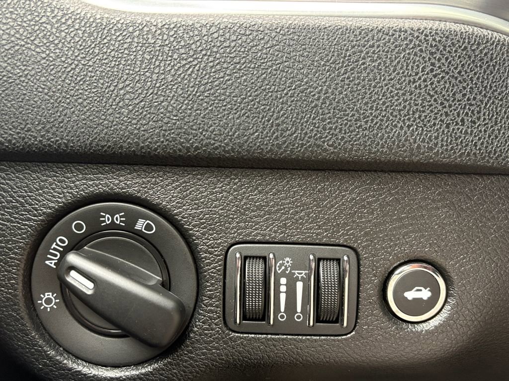 Used 2018 Dodge Charger SXT image 3