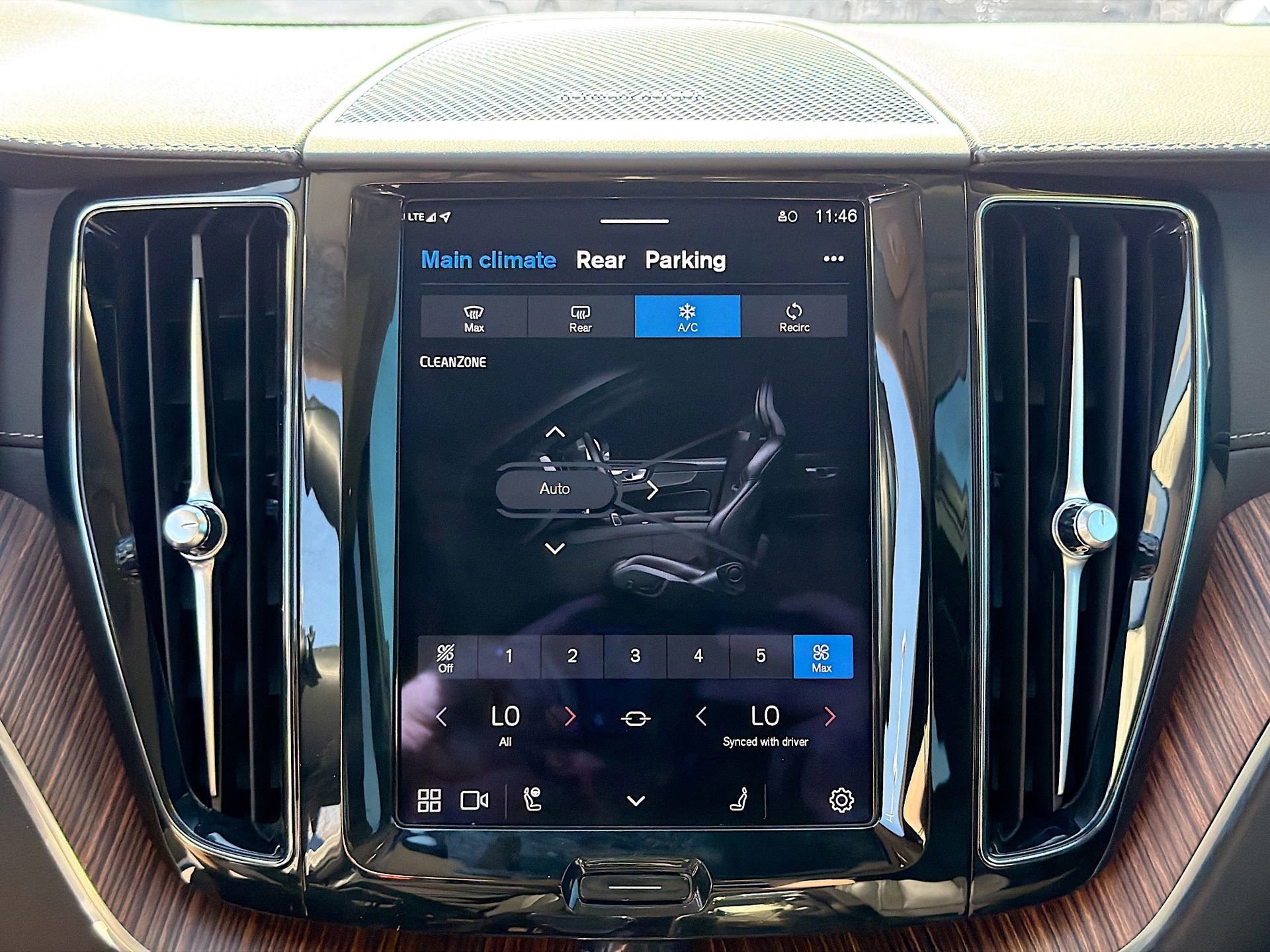 Used 2023 Volvo XC60 B5 Ultimate w/ Climate Package image 34